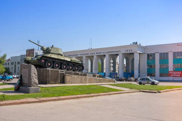 伏尔加格勒俄罗斯 - 2019年5月7日。伏尔加格勒拖拉机厂以F.E.Dzerzhinsky命名，中央通道. — 图库照片
