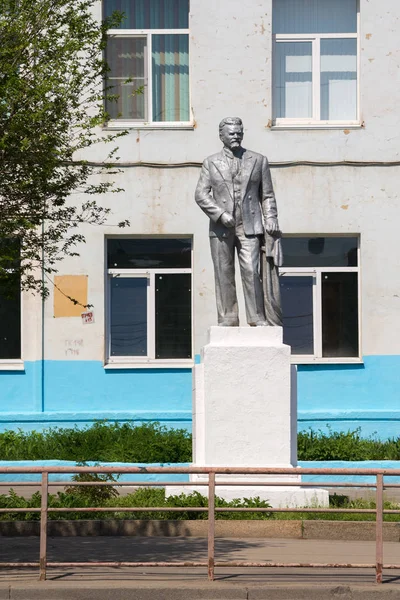 Volgogrado. Rusia - 7 de mayo de 2019. Monumento al estado soviético y líder del partido Mikhail Kalinin cerca de la escuela número 3. en el distrito de Traktorozavodsky de la ciudad de Volgogrado — Foto de Stock