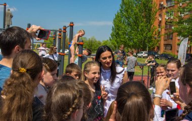 Volgograd. Rusya - 7 Mayıs 2019. Olimpiyat şampiyonu Elena Isinbayeva Elena Isinbayeva Vakfı tarafından spor sahasının açılışında çocuklarla fotoğraflandı
