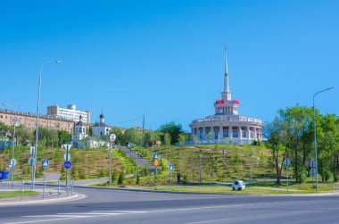 Volgograd. Rusya - 21 Mayıs 2019. Volgograd Merkez Bölgesi'nde St John Forerunner Kilisesi ve set üzerinde restoran 