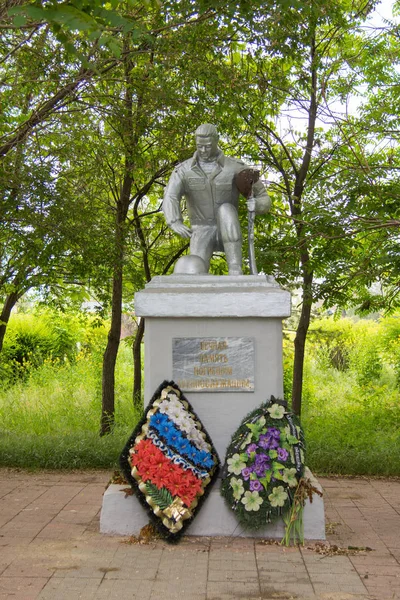 Volgogrado. Rusia 2019, 23 de mayo. Monumento a los soldados muertos en tiempo de paz en la plaza de la memoria en el distrito de Krasnoarmeysky de Volgogrado — Foto de Stock