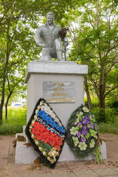 Volgogrado. Rusia 2019, 23 de mayo. Monumento a los soldados muertos en tiempo de paz en la plaza de la memoria en el distrito de Krasnoarmeysky de Volgogrado — Foto de Stock