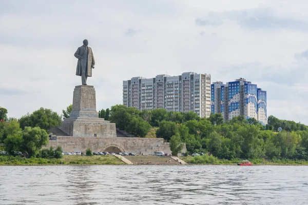 Volgogrado. Rusia - 21 de julio de 2019. Vista del monumento más alto a Lenin en la entrada del Canal de Navegación Volga-Don que lleva el nombre de V.I. Lenin desde el lado del Volga cerca de la primera cerradura (Krasnoarmeysky —  Fotos de Stock