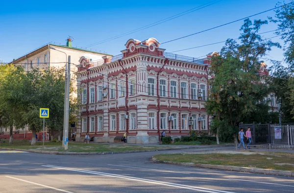 볼고그라드. 러시아 - 2019년 9월 7일. 건물은 19 세기에 지어졌습니다. 보로실로프스키 지역의 볼고그라드 지역의 교육, 과학 및 청소년 정책 위원회 — 스톡 사진