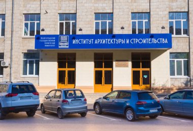 Volgograd. Rusya-7 Eylül 2019. Voroshilovsky Bölgesi Mimarlık ve İnşaat Enstitüsü Girişi
