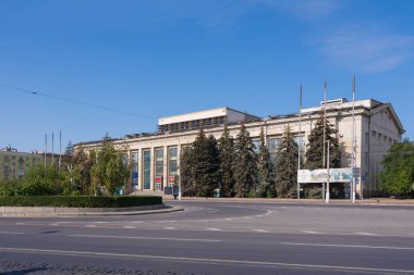 Volgograd. Rusya-7 Eylül 2019. Şehrin merkez ilçesindeLenin Meydanı'nda Subaylar Evi binası