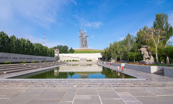 Volgograd. Russia-September 7, 2019. Memorial complex on Mamaev Kurgan. Heroes Square with the sculpture "Motherland is calling!" in scaffolding — Stock Photo, Image