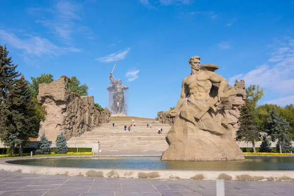 Volgograd. Rusya-7 Eylül 2019.Mamaev Kurgan'daki anıt kompleksi, "Ölüme Direnen" heykeli ile iskelede "Anne Çağırır!" — Stok fotoğraf