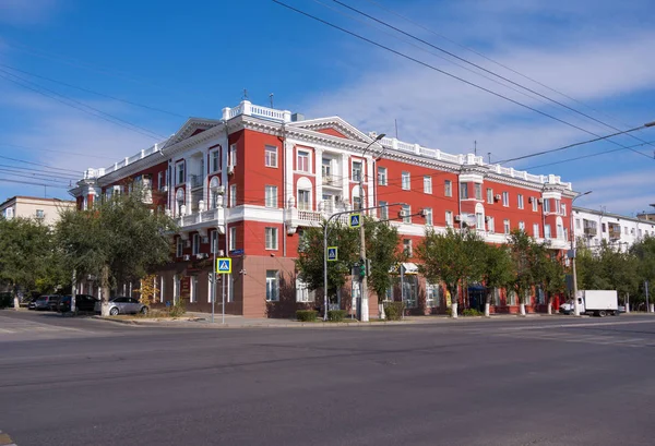 Volgograd. Ryssland-september 7, 2019. Bostadshus på 10. Prags gata. Byggnadsår 1953 — Stockfoto