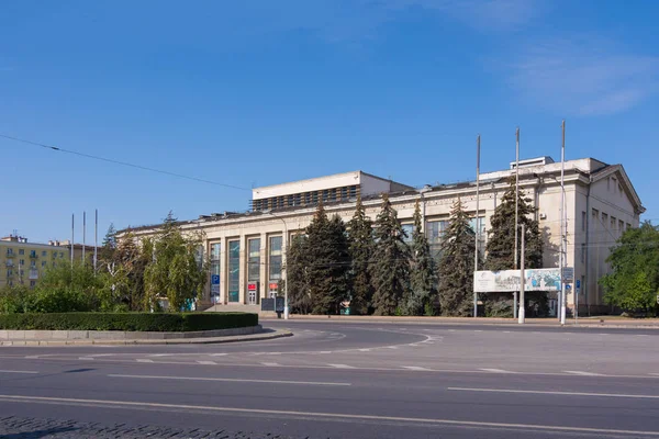 ヴォルゴグラード。ロシア-2019年9月7日。市の中心部のレーニン広場に役員の家の建物 — ストック写真