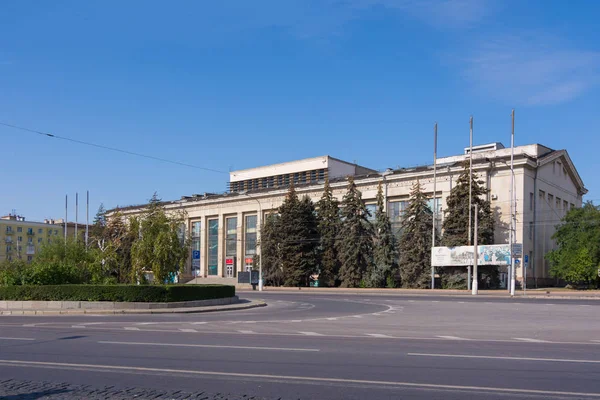 Wolgograd. russland-september 7, 2019. das gebäude des hauses der offiziere auf dem lenin-platz im zentralen bezirk der stadt — Stockfoto