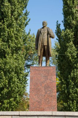 Kalach-on-Don. Rusya-8 Eylül 2019. Kalachev şehir idaresi binasının karşısındaki Lenin Anıtı.