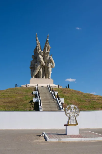 Kalach-on-Don. Rússia-8 de setembro de 2019. Monumento "Fronteiras de conexão" dedicado ao encontro de tropas das Frentes Sudoeste e Estalinegrado de tropas soviéticas perto de Estalinegrado como parte da Operação — Fotografia de Stock