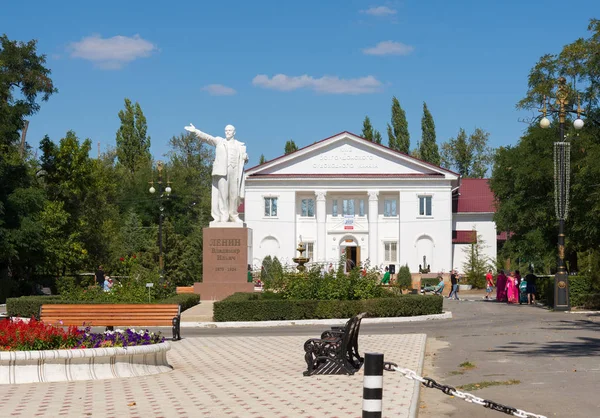 Kalach-on-Don. Rusia-8 de septiembre de 2019. Club del canal marítimo Volga-Don con un monumento a Lenin en el pueblo de Pyatimorsk, distrito de Kalachovsky, región de Volgogrado —  Fotos de Stock