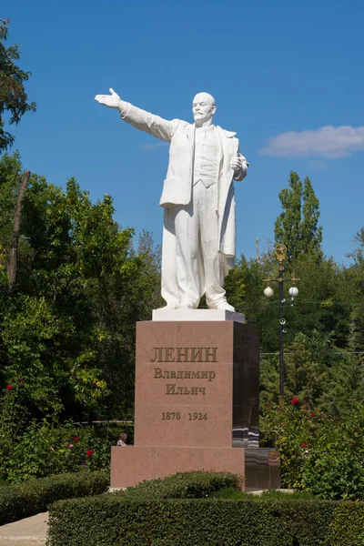 Kalach-on-Don. Rússia-8 de setembro de 2019. Monumento a Lenine em frente ao edifício de clube do Canal Volga-Don em Pyatimorsk, Distrito de Kalachevsky, Região de Volgograd — Fotografia de Stock