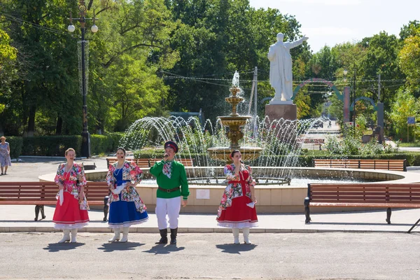 Kalach-on-Don. Rusya-8 Eylül 2019. Pyatimorsk köyünde Lenin bir anıt ile Volga-Don Nakliye Kanalı kulübü yakınında Kazak topluluğu Konser, Kalachovsky ilçe, Volg