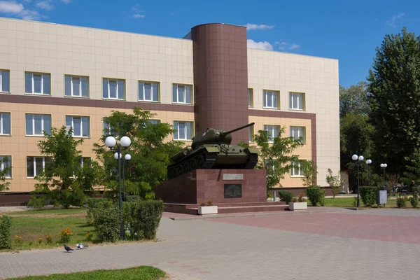 Kalach-on-Don. Rusland-8 september 2019. Tank T-34-85, geïnstalleerd als een monument "Glory to Soviet tankers" op de boulevard van de 300e verjaardag van de stad — Stockfoto