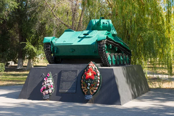 Kalach-on-Don. Rusia-8 de septiembre de 2019. Tanque monumento "T-70", instalado por los soldados del 26º Cuerpo de Tanques (1er Guardias Don) el 12 de diciembre de 1942 . — Foto de Stock
