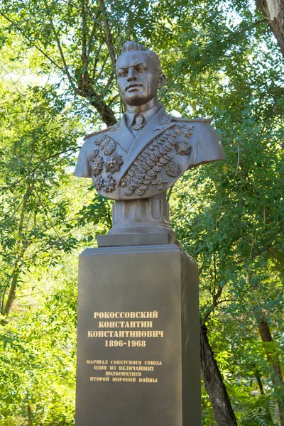 Kalach-on-Don. Rússia-8 de setembro de 2019. Monumento ao marechal Konstantin Rokossovsky, um comandante soviético excepcional no Parque Histórico no distrito de Pyatimorsk Kalachevsky — Fotografia de Stock