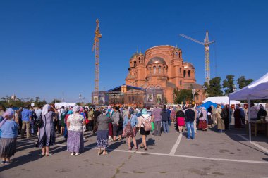 Volgograd. Rusya-12 Eylül 2019. Şehit Savaşçıları Meydanı'ndaki katedralin önünde Alexander Nevsky'nin anısına adanmış İlahi Ayin.