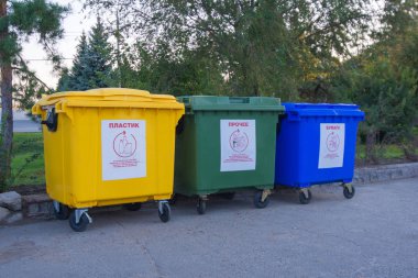 Ayrı atık toplama için çok renkli plastik kaplar
