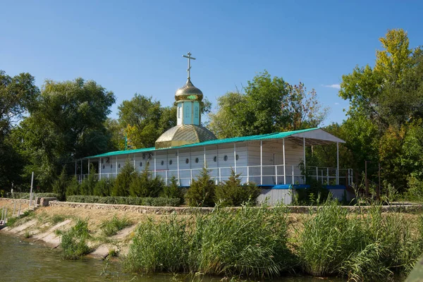 Kalach-on-Don. Rusya-8 Eylül 2019. Pyatimorsk köyünde Rusya parkı, Kalachovsky ilçe, Volgograd bölgesinde Masum yüzen kilise, Moskova Metropolitan — Stok fotoğraf