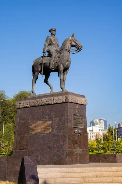 Volgogrado. Rússia-12 de setembro de 2019. Monumento ao marechal Konstantin Rokossovsky, um excelente comandante soviético em Volgogrado — Fotografia de Stock