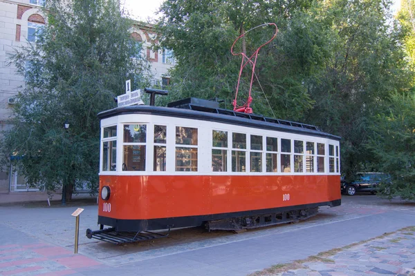 Volgograd. Russie-12 septembre 2019. Un tramway de série X recréé installé comme monument à Volgograd dans un parc municipal pour enfants . — Photo