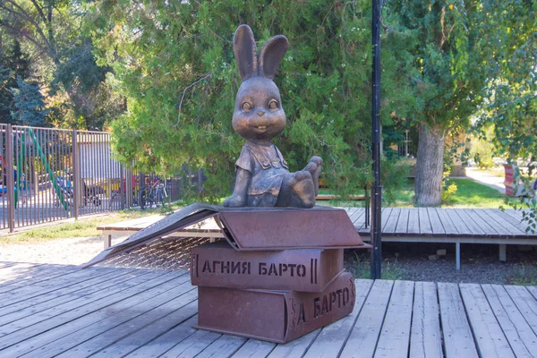 Volgograd. Rusya-12 Eylül 2019. Komsomol Garden'da Agnia Barto'nun bir şiirinden heykel bunnies