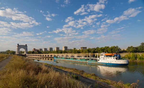 Volgograd. Rusya-14 Eylül 2019. Kargo gemisi Volga-Don Nakliye Kanalı'nın ilk kilidinin kapısına giriyor.