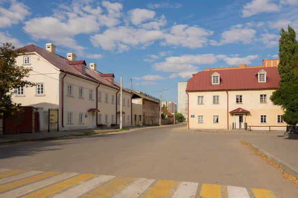 Volgograd. Russie-14 septembre 2019. La construction d'une pharmacie et d'une maison dans la rue du complexe architectural du XVIIIe siècle du Vieux Musée Sarept dans le quartier Krasnoarmeysky o Image En Vente