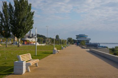 Volgograd. Rusya- 29 Eylül 2019. Volga nehir adamları ve Volga havzasının itfaiyecileri anıtındaki sokak. Tekne 