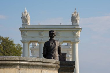 Volgograd. Rusya- 29 Eylül 2019. 62. Ordu'nun adını taşıyan Volgograd şehrinin merkez setinin propylasının karşısındaki Volgograd sanatçısı Victor Losev'in heykeli