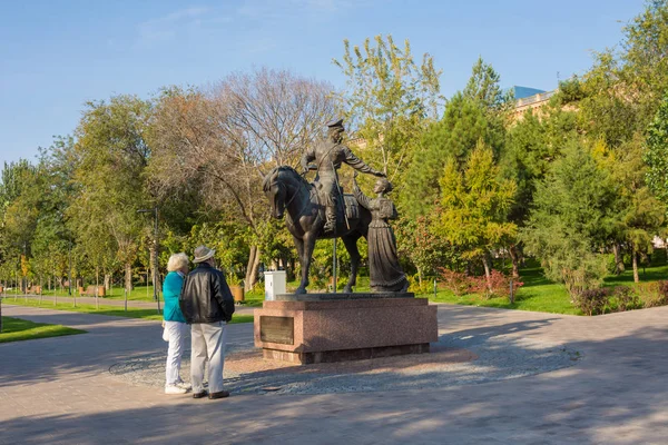 Volgograd. Rusya- 29 Eylül 2019. Yaşlı bir çift Kazaklar için anıt yakınında duruyor (Gregory ve Akşinya romanından "Sessiz Akar Don") — Stok fotoğraf