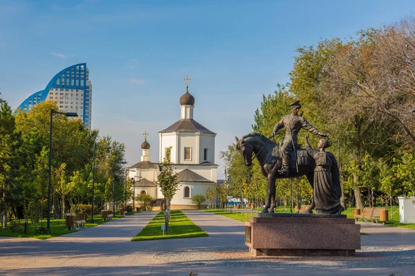 Volgograd. Rusya- 29 Eylül 2019. Kazaklar Anıtı'nın görünümü (Gregory ve Akşinya romanından "Sessiz Don"). Heykeltıraş Vladimir Seryakov ve St John Kilisesi binası — Stok fotoğraf