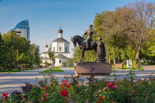 Volgograd. Rusya- 29 Eylül 2019. Kazaklar Anıtı'nın görünümü (Gregory ve Akşinya romanından "Sessiz Don"). Heykeltıraş Vladimir Seryakov ve St John Kilisesi binası — Stok fotoğraf