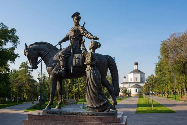 Volgograd. Rusya- 29 Eylül 2019. Kazaklar Anıtı'nın görünümü (Gregory ve Akşinya romanından "Sessiz Don"). Heykeltıraş Vladimir Seryakov ve St John Kilisesi binası — Stok fotoğraf