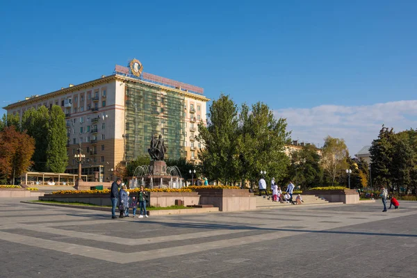 Wolgograd. russland - 29. september 2019. blick auf die heldenallee und den brunnen "kunst" (freundschaft der völker) auf dem zentralen damm g. wolgograd — Stockfoto