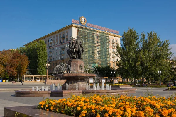 Wolgograd. russland - 29. september 2019. blick auf die heldenallee und den brunnen "kunst" (freundschaft der völker) auf dem zentralen damm g. wolgograd — Stockfoto