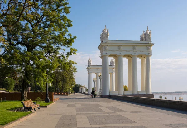 Volgograd 'da. Rusya. 29 Eylül 2019. Volgograd şehrinin merkezi setin propilaea manzarası 62. Ordu 'dan sonra isimlendirildi.