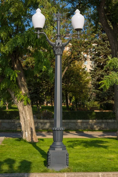 Volgogrado. Rússia - 29 de setembro de 2019. Lamppost com a inscrição "Estalinegrado" na base no aterro central da cidade de Volgogrado nomeado após o 62nd Exército — Fotografia de Stock