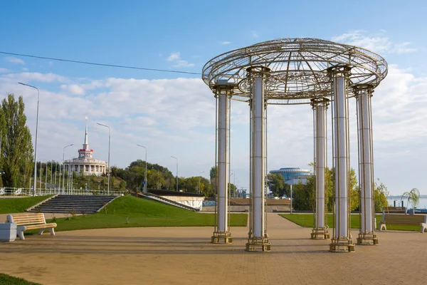 Volgograd. Russie- 29 septembre 2019. Allée au mémorial des riverains et pompiers de la Volga du bassin de la Volga. Vue de la gare fluviale Images De Stock Libres De Droits