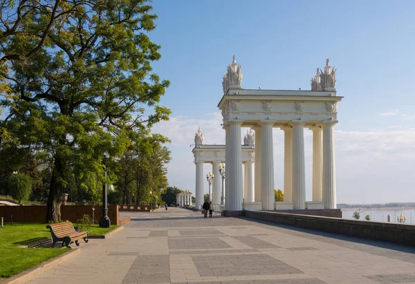 Volgograd. Russie- 29 septembre 2019. Vue de la propylaea du remblai central de la ville de Volgograd nommé d'après la 62e armée Image En Vente
