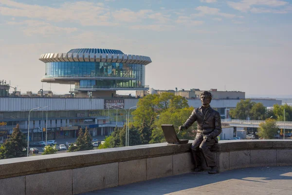 Volgograd. Russie- 29 septembre 2019. Sculpture de l'artiste de Volgograd Victor Losev sur le remblai central de la ville de Volgograd nommé d'après la 62e armée Photos De Stock Libres De Droits