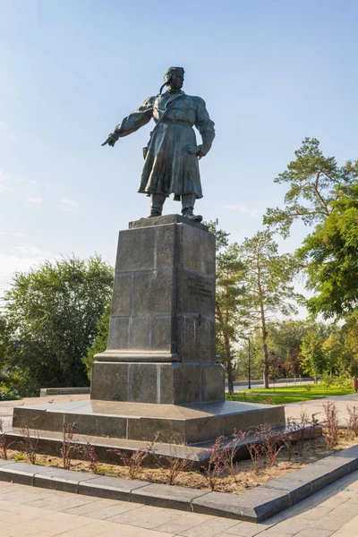 Volgogrado. Rússia - 29 de setembro de 2019. Monumento ao piloto-herói da União Soviética Viktor Khuslyanov no dique de cidade central de Volgograd — Fotografia de Stock