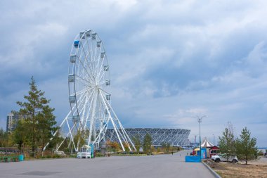 Volgograd 'da. Rusya-1 Ekim 2019. Hava bulutluyken, futbol stadyumunun yanındaki Central Park 'ta dönme dolap 