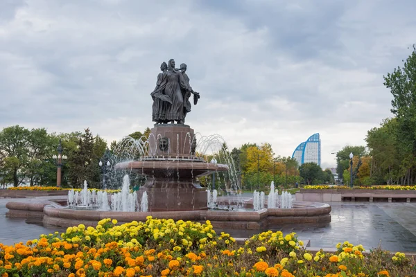 Volgograd 'da. Rusya-1 Ekim 2019. Bulutlu havada G. Volgograd merkez seddindeki "Sanat" (Halkın Dostluğu) fıskiyesi. — Stok fotoğraf
