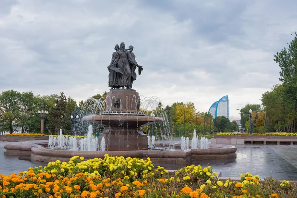 Wolgograd. russland-oktober 1, 2019. brunnen "kunst" (freundschaft der völker "auf dem zentralen damm g. wolgograd bei bewölktem wetter — Stockfoto