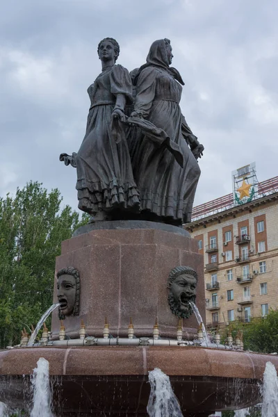 Volgograd 'da. Rusya-1 Ekim 2019. Bulutlu havada G. Volgograd merkez seddindeki "Sanat" (Halkın Dostluğu) fıskiyesi. — Stok fotoğraf