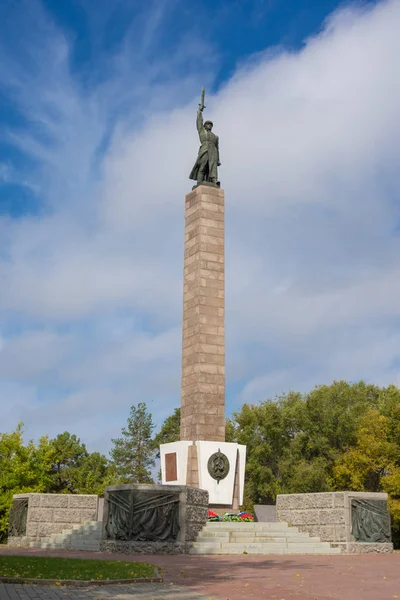 Volgograd vagyok. Oroszország - 2019. október 1. Emlékmű az Nkvd csapatok 10. hadosztályának katonáinak és a Kgb rendőrségnek, akik megvédték Sztálingrádot Vorosilov körzetben. — Stock Fotó